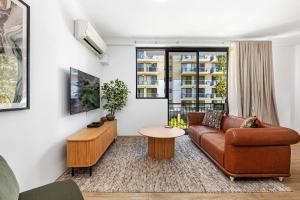 TV a/nebo společenská místnost v ubytování The Haylight Escape - 1BDR - Pool