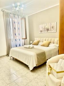 A bed or beds in a room at B&B La Dimora di Tommaso Apartment - Dimora storica Bike Friendly