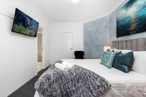 Postel nebo postele na pokoji v ubytování The Haylight Escape - 1BDR - Pool + 14 fotografií