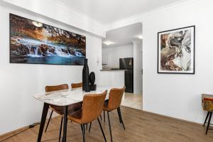 TV a/nebo společenská místnost v ubytování The Haylight Escape - 1BDR - Pool