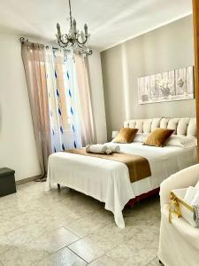 A bed or beds in a room at B&B La Dimora di Tommaso Apartment - Dimora storica Bike Friendly