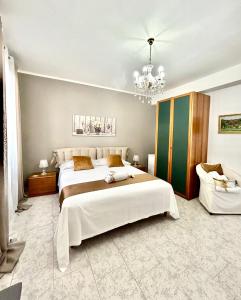 A bed or beds in a room at B&B La Dimora di Tommaso Apartment - Dimora storica Bike Friendly