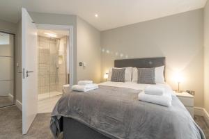 Bond House by Celador Apartments客房内的一张或多张床位