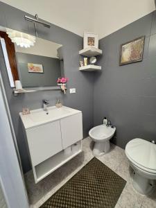 A bathroom at B&B La Dimora di Tommaso Apartment - Dimora storica Bike Friendly