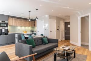 Bond House by Celador Apartments的厨房或小厨房