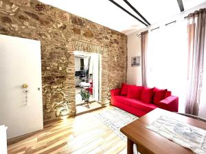 A seating area at B&B La Dimora di Tommaso Apartment - Dimora storica Bike Friendly