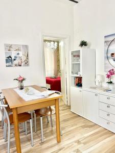 A kitchen or kitchenette at B&B La Dimora di Tommaso Apartment - Dimora storica Bike Friendly