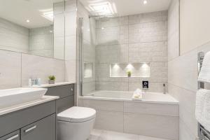 Bond House by Celador Apartments的一间浴室