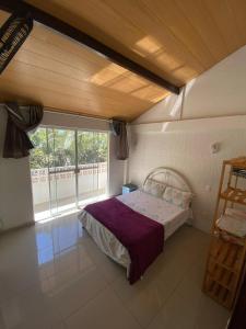Un pat sau paturi într-o cameră la Casa em Buzios