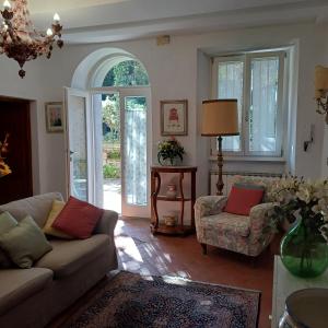 a living room with a couch and a chair at Casa Vacanze Amelia in Fiesole