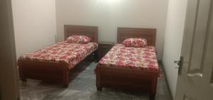 Katil atau katil-katil dalam bilik di Gujrat Hotel