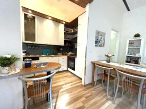 A kitchen or kitchenette at B&B La Dimora di Tommaso Apartment - Dimora storica Bike Friendly