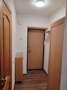 ein leeres Zimmer mit Tür und Flur in der Unterkunft Cozy Baltic Nest in Klaipėda + 15 Fotos