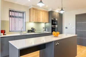 Bond House by Celador Apartments的厨房或小厨房
