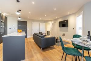 雷丁Bond House by Celador Apartments的配有沙发和桌子的厨房和客厅