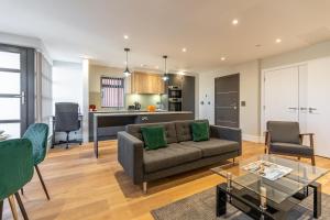 Bond House by Celador Apartments的厨房或小厨房
