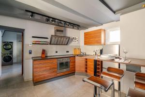 WössingenにあるNOXi 90qm Carport Küche WiFi Washer Kaminの木製のキャビネットとカウンタートップを備えたキッチン