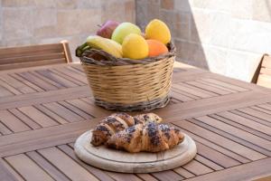a basket of fruit and a cookie on a table at Samara' 30 mt dai lidi in Torre Lapillo