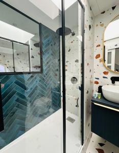 bagno con parete di roccia di Le One - Villa la Potinière - mer a Dunkerque
