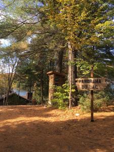 un panneau indiquant le lac flottant ponto amara dans l'établissement Cottage on Sarrazin lake & Sauna - Lake Panorama, à Sainte-Lucie-de-Doncaster