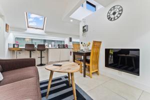 Posezení v ubytování Exquisite 2-Bedroom Penthouse-Sleeps 7-Free Parking with Workspace & High-Speed WiFi