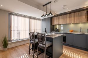 Bond House by Celador Apartments的厨房或小厨房