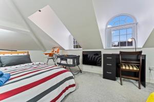 Postel nebo postele na pokoji v ubytování Exquisite 2-Bedroom Penthouse-Sleeps 7-Free Parking with Workspace & High-Speed WiFi