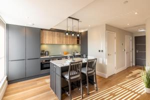 Bond House by Celador Apartments的厨房或小厨房