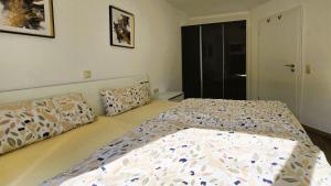 1 dormitorio con cama con edredón en Ferienwohnung Schlossblick in Giengen Burgberg, en Giengen an der Brenz