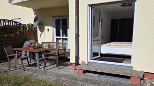 a patio with a table and a bed in a room at Fritz - Moderne FeWo mit Garten für Urlaub & Work & LEGO in Giengen-Burgberg in Giengen an der Brenz