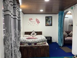Postel nebo postele na pokoji v ubytování Pradhan Homestay Mirik - Homestay beside Mirik Lake