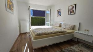 a bed in a room with a window at Fritz - Moderne FeWo mit Garten für Urlaub & Work & LEGO in Giengen-Burgberg in Giengen an der Brenz