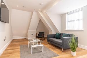 Bond House by Celador Apartments的电视和/或娱乐中心