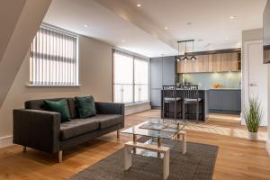 雷丁Bond House by Celador Apartments的带沙发和桌子的客厅