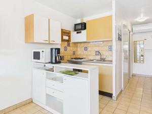 Kuchyňa alebo kuchynka v ubytovaní Appartement T2 cabine climatisé, à 400m de la plage, proche commerces, 2ème étage, parking inclus - FR-1-423-272