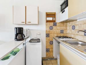 Kuchyňa alebo kuchynka v ubytovaní Appartement T2 cabine climatisé, à 400m de la plage, proche commerces, 2ème étage, parking inclus - FR-1-423-272
