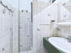 Kúpeľňa v ubytovaní Appartement T2 cabine climatisé, à 400m de la plage, proche commerces, 2ème étage, parking inclus - FR-1-423-272