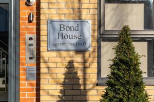 Bond House by Celador Apartments的证书、奖牌、标识或其他文件