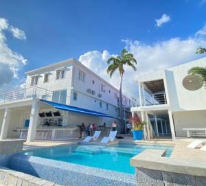 菲利普斯堡Seaview Beach Hotel的一栋建筑旁边有游泳池的房子