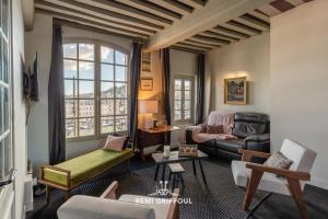 un salon avec un canapé et une table dans l'établissement La Demeure du Clocher 4 AC On the Port & Place Sainte-Catherine 8 g, à Honfleur 26 autres photos