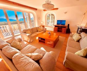 Posedenie v ubytovaní Luxury Seaside Villa with a classic Mediterranean Olive Garden, a fully equipped Professional Kitchen, Pool, Sauna, Padle Boards and Canoe - Miolin Beach House