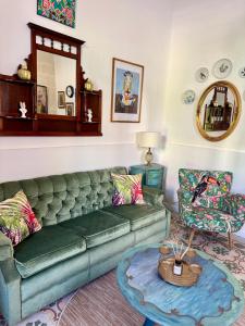 Posezení v ubytování Central Boutique Apartment Near Valletta - Perfect for Couples Wanting to Discover Malta