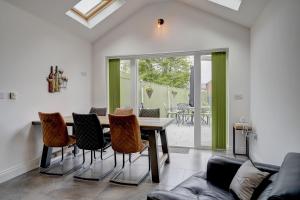 un salon avec une table et des chaises de salle à manger dans l'établissement Amity House by Winterton Cottages, à Winterton-on-Sea