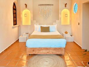 Rúm í herbergi á Enigmatic Hotel Experience