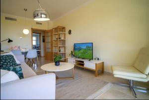 TV a/nebo společenská místnost v ubytování CYV - Nice apartment w a pool, close to the beach