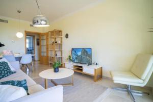 Televízia a/alebo spoločenská miestnosť v ubytovaní CYV Nice apartment w a pool close to the beach + 3 fotografie