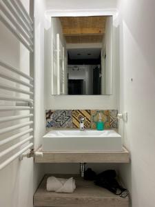 un baño con lavabo y espejo en Valverde Home, en Palermo 53 fotos más