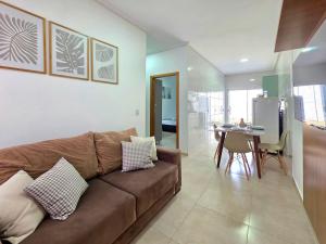 a living room with a brown couch and a table at 2 quartos prox centro, Argentina, Marco 3 front in Foz do Iguaçu
