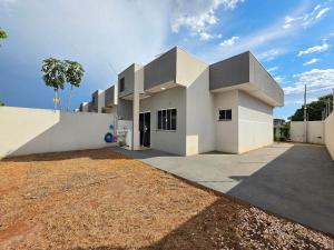 a large white building with a driveway at 2 quartos prox centro, Argentina, Marco 3 front in Foz do Iguaçu