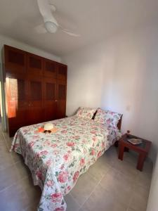 a bedroom with a bed and a table on it at Enseada Malibu perto da praia, lazer e conforto! in Guarujá